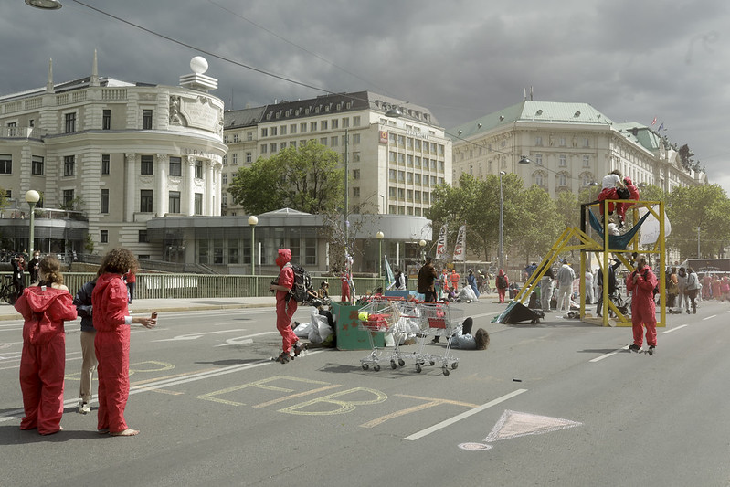 Activists having occupied Aspern Bridge are creating stuctures, setting up places to sit and enjoying themselves. 